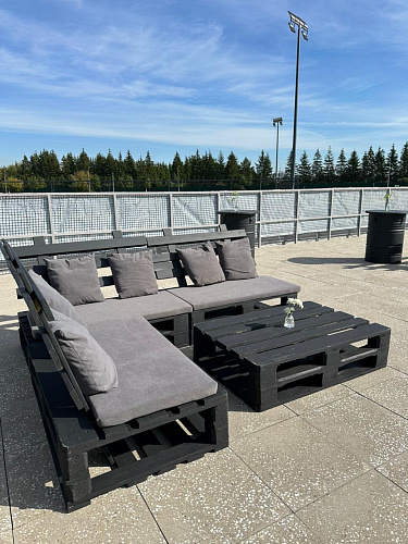 Паллетный диван угловой черный с  серыми подушками