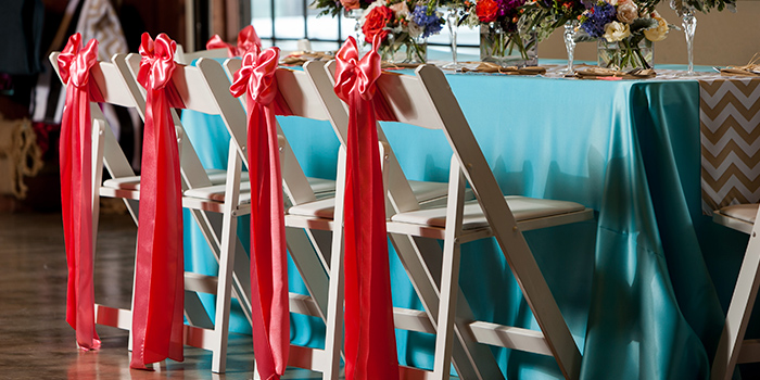 Украшение зала на свадьбу: красивое оформление стульев