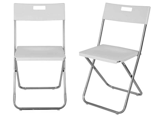 Складные белые стулья